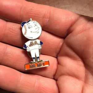 Mr Met Bobble Head lapel Pin.